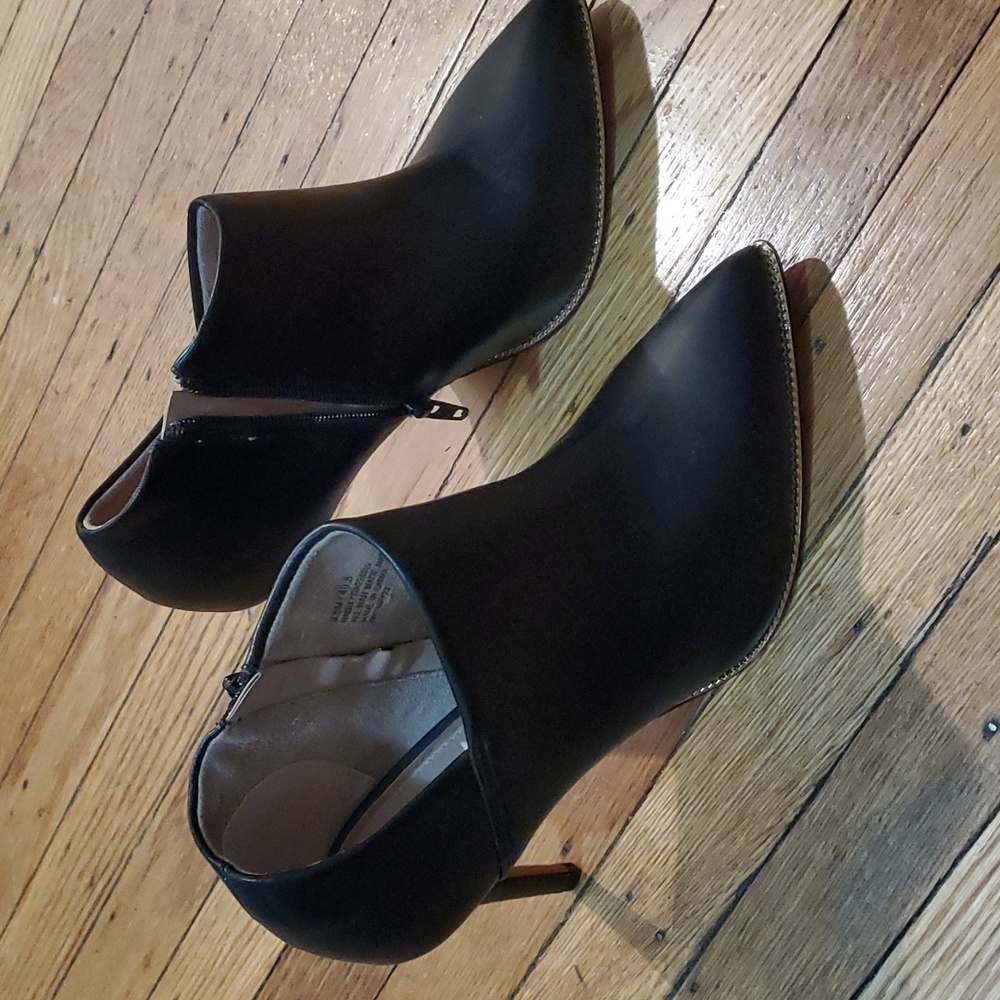 BRAND NEW BCBG Black ankle booties, size 9.5